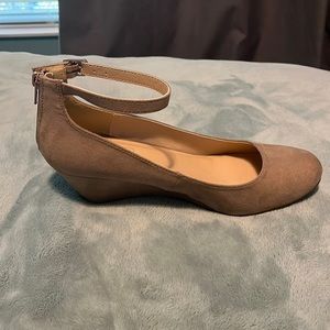 Pop Women’s Round Toe Tan Wedge Heel Pumps 9.5